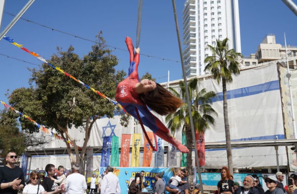 Purim feiret over hele landet, Bibas-barna hedret