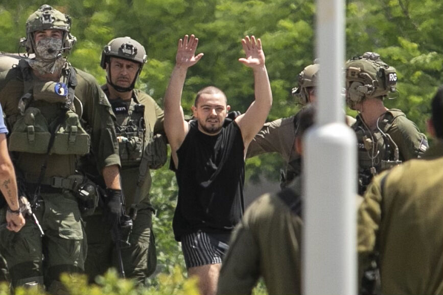 Almog Meir Jan, 21, et av fire gisler som nettopp ble reddet fra terrorister, ankommer med helikopter til Sheba Medical Center i Ramat Gan, Israel, lørdag 8. juni. 2024.
 Foto: AP Photo/Tomer Appelbaum / NTB