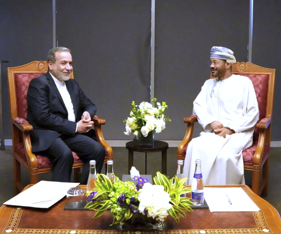Et bilde offentliggjort av det iranske utenriksdepartementet viser Irans utenriksminister Abbas Araghchi, til venstre, og hans omanske motpart Sayyid Badr Albusaidi før forhandlinger med USAs Midtøsten-utsending Steve Witkoff i Muscat lørdag.
 Foto: Iransk UD / AP / NTB