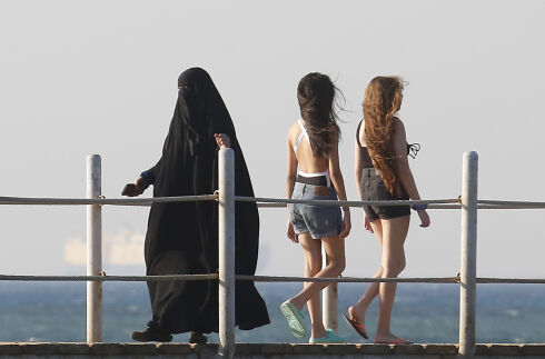 Kvinner i Syria må gå med burkini på stranda