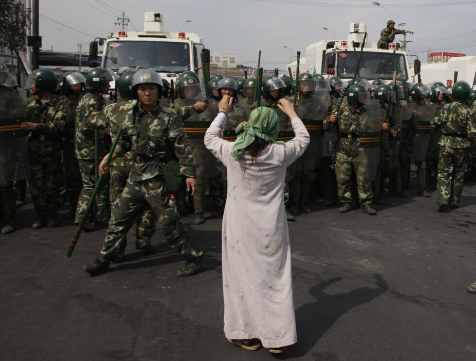 KINA: En uighurkvinne er avbildet under en demonstrasjon i Xinjiang-provinsen i Kina. Arkivfoto.
 Foto: AP / NTB Scanpix