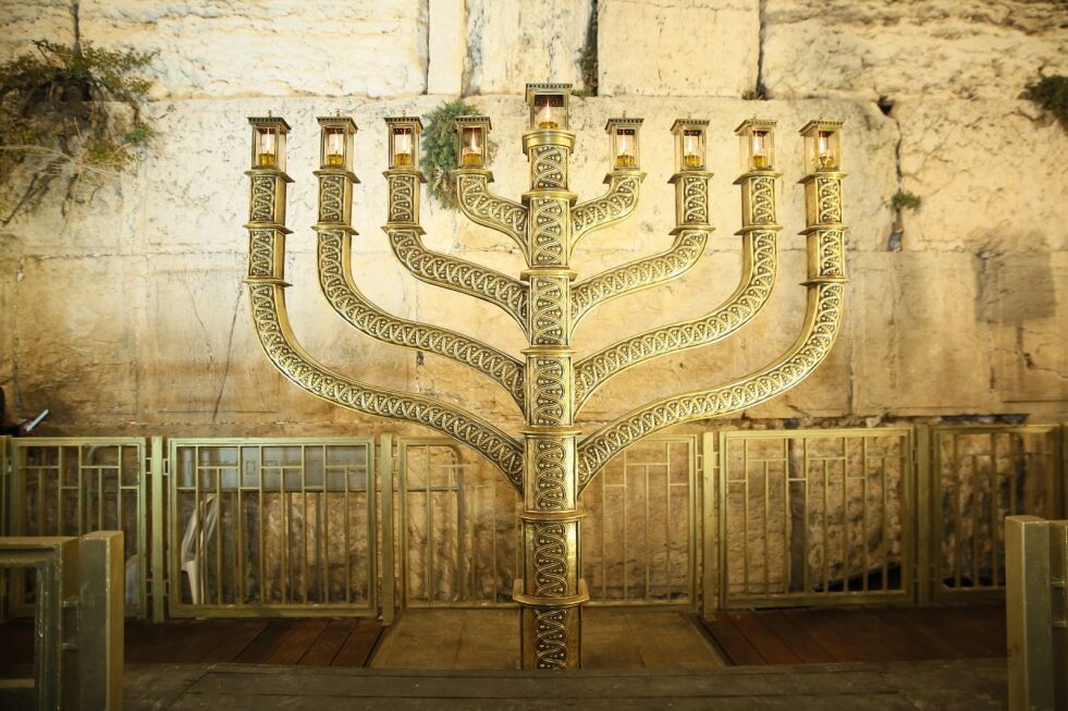 Hanukka-lysestaken ved Vestmuren i Jerusalem.
 Foto: Western Wall Heritage Center.