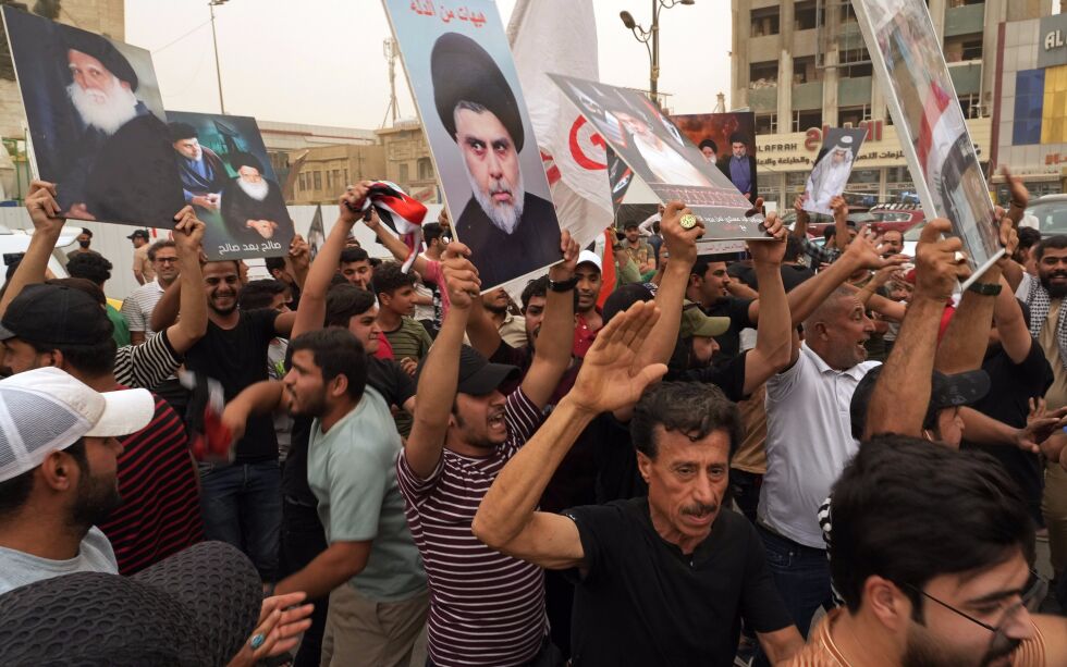 Tilhengere av den irakiske sjiamuslimske Muqtada al-Sadr samles på Tahrir-plassen i Bagdad 26. mai 2022 for å feire den nye loven som kriminaliserer kontakt med Israel.
 Foto: Hadi Mizban/AP/NTB