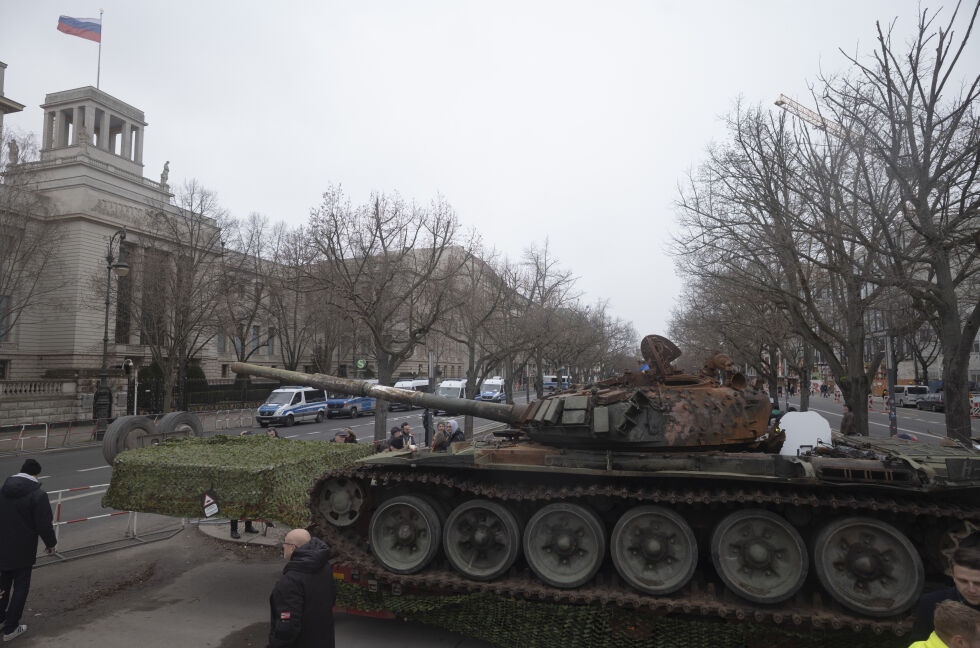 Vraket av en russisk T-72 stridsvogn, ødelagt ved innkjøringen til Kiev, plassert foran den russiske ambassaden for å markere årsdagen for Russlands fullskala invasjon av Ukraina, i Berlin, Tyskland, fredag 24. januar 2023.
 Foto: AP /Markus Schreiber