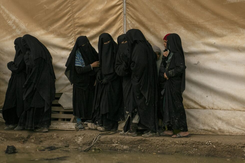 ISLAMISTER: Kvinner fra terrorgruppen IS er internert i leiren al-Hol i Syria. En norsk kvinne i leiren og hennes to barn hentes nå til Norge.
 Foto: AP / NTB Scanpix
