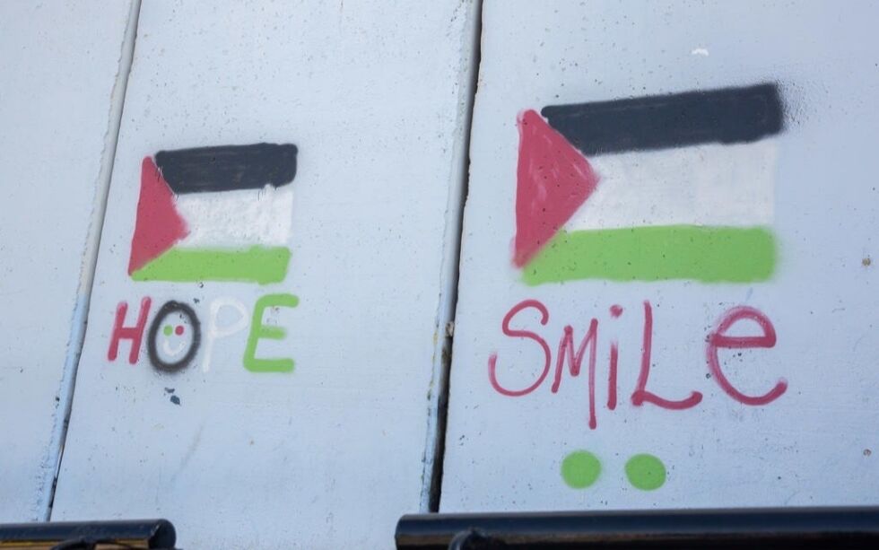 Graffiti av et palestinsk flagg med ordene «Håp» og «Smil» på en vegg ved den israelske sjekkpunktet for fotgjengere, hovedsakelig turister og pilegrimer, mellom Betlehem og Jerusalem. Illustrasjonsbilde.
 Foto: Esty Dziubov/TPS
