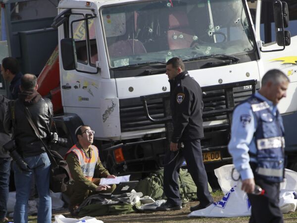 Israelske soldater meid ned av lastebil i Jerusalem