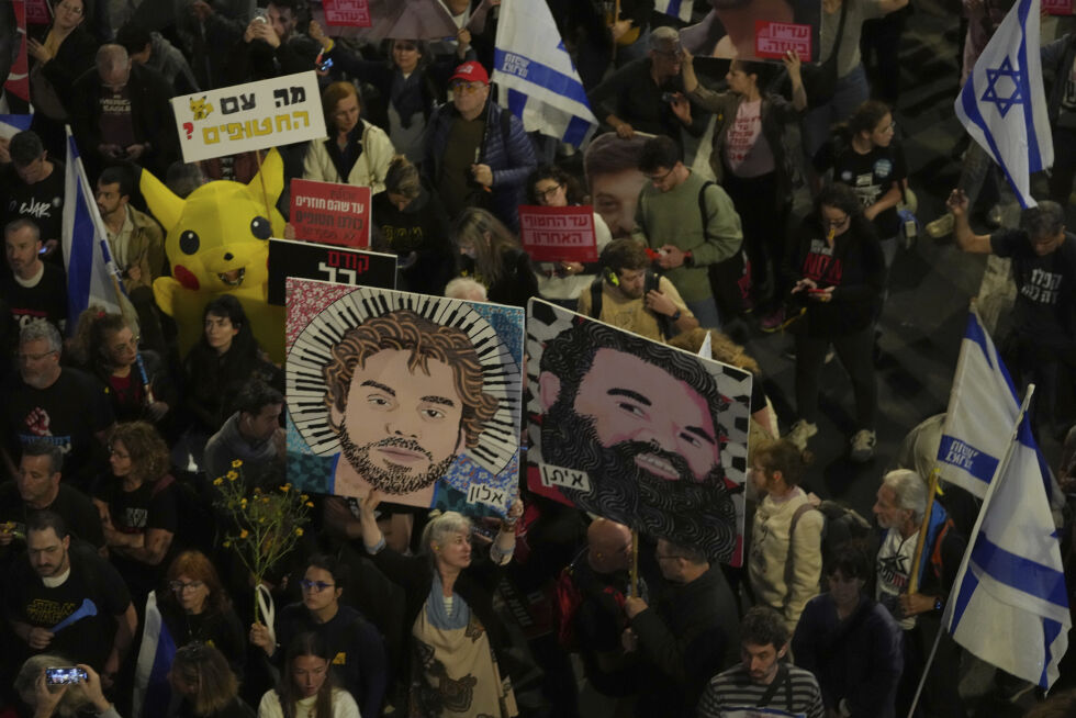 Folk deltar i en protest som krever umiddelbar løslatelse av gisler holdt av Hamas på Gazastripen, i Tel Aviv, Israel, lørdag 29. mars 2025.
 Foto: AP Photo/Maya Alleruzzo/NTB