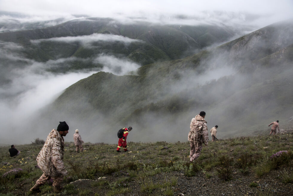 Det ble iverksatt en stor leteaksjon etter helikopteret til Raisi. I morgentimene mandag ble vraket funnet og alle om bord bekreftet omkommet.
 Foto: Azin Haghighi / Moj News Agency / AP / NTB