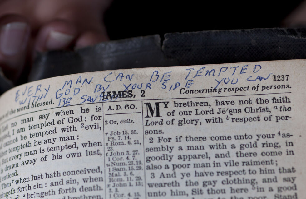 Her har Elvis lest i Jakobs brev og notert ned en bibelsk åpenbaring; «En hver mann kan bli fristet, men med Gud ved din side kan du bli frelst.»
 Foto: Jon Super/Ap/NTB