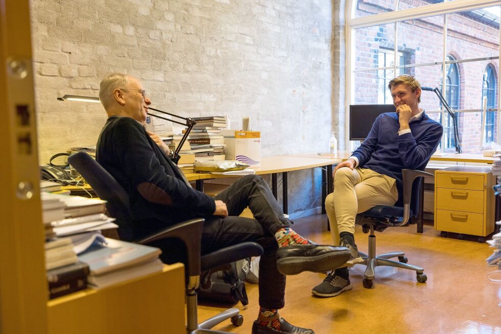 EKSPERTER: I løpet av TV-serien oppsøker Thor Haavik både forskere, psykologer og filosofer. Her snakker han med Henrik Syse, som er filosof og forsker ved Institutt for fredsforskning (PRIO).
 Foto: Tro & Medier