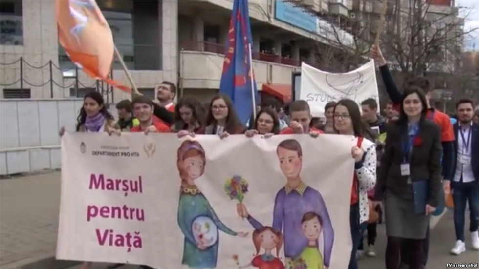 I helgen demonstrerte til sammen mange tusen i byer over hele Romania mot abort.
 Foto: Skjermdump fra rumensk tv.