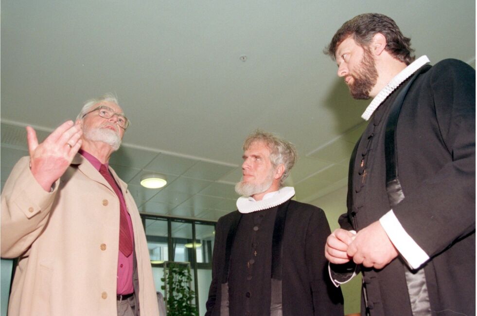1996: Per Lønning etter at han vitnet i rettssaken mot Børre Knudsen (i midten) og Ludvig Nessa. KKN jobbet i åndskampen med alle tre.
 Foto: Cornelius Poppe / Scanpix