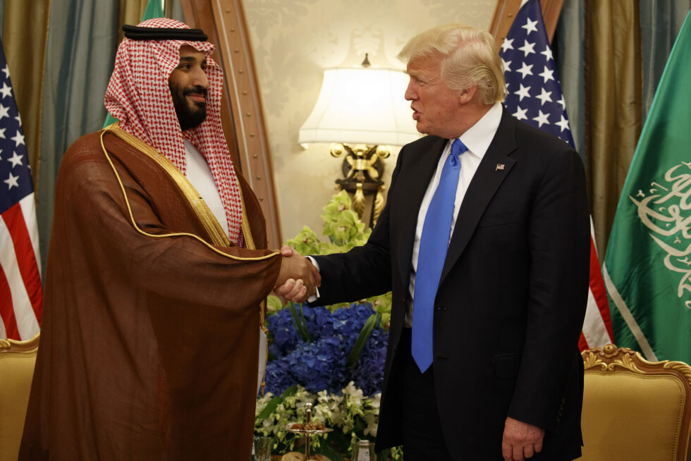 Donald Trump planlegger besøk til Saudi-Arabia. Her håndhilser han på Saudi-Arabias viseskronprins og forsvarsminister Mohammed bin Salman under et bilateralt møte i Riyadh, 20. mai 2017.
 Foto: AP Photo/Evan Vucci, Fil