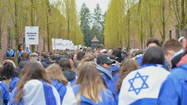 Jødiske ungdommer går «De levendes marsj» i Auschwitz 24. April 2017.
 Foto: Yossi Zeliger, March of the Living