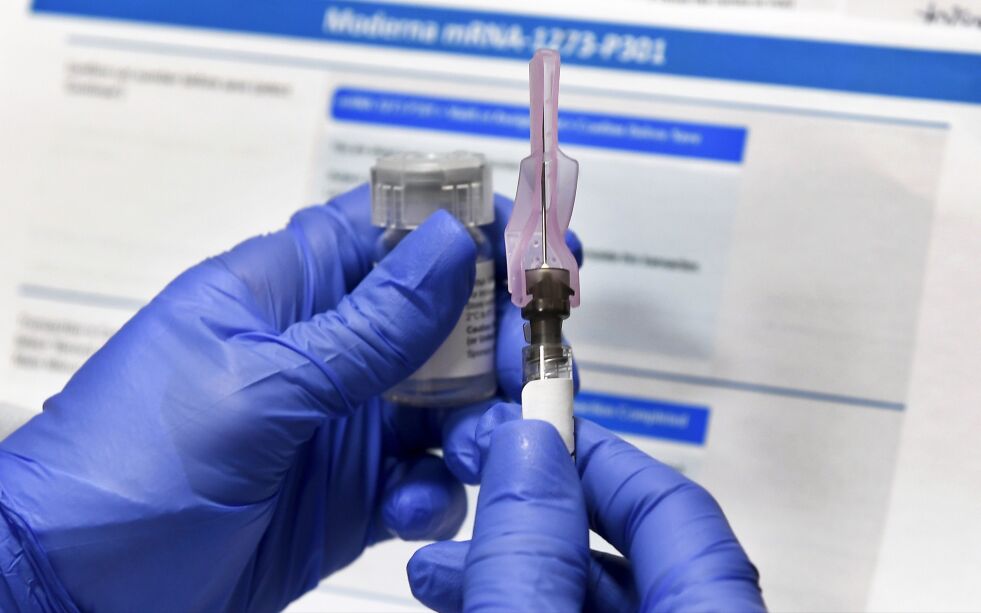 Det er mange legemiddelfirma som jobber med å få godkjent en vaksine mot Covid-19. Legemiddelgiganten AstraZeneca måtte stoppe fase 3-testingen av sin vaksine da en testperson ble uforklarlig syk. Illustrasjonsbilde.
 Foto: Hans Pennink / NTB Scanpix