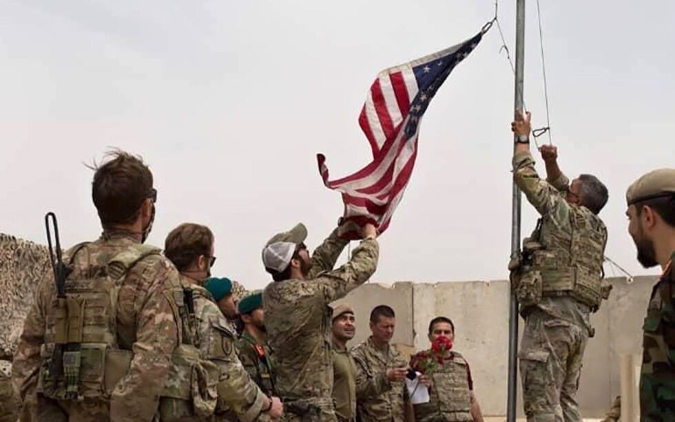 2. mai ble det amerikanske flagget firet ned da afghanske styrker overtok kontrollen over en militærbase i Helmand-provinsen sør i Afghanistan. Nå har Taliban-opprørere rykket inn i deler av provinshovedstaden Lashkar Gah.
 Foto:  Afghanistans forsvarsdepartement / NTB