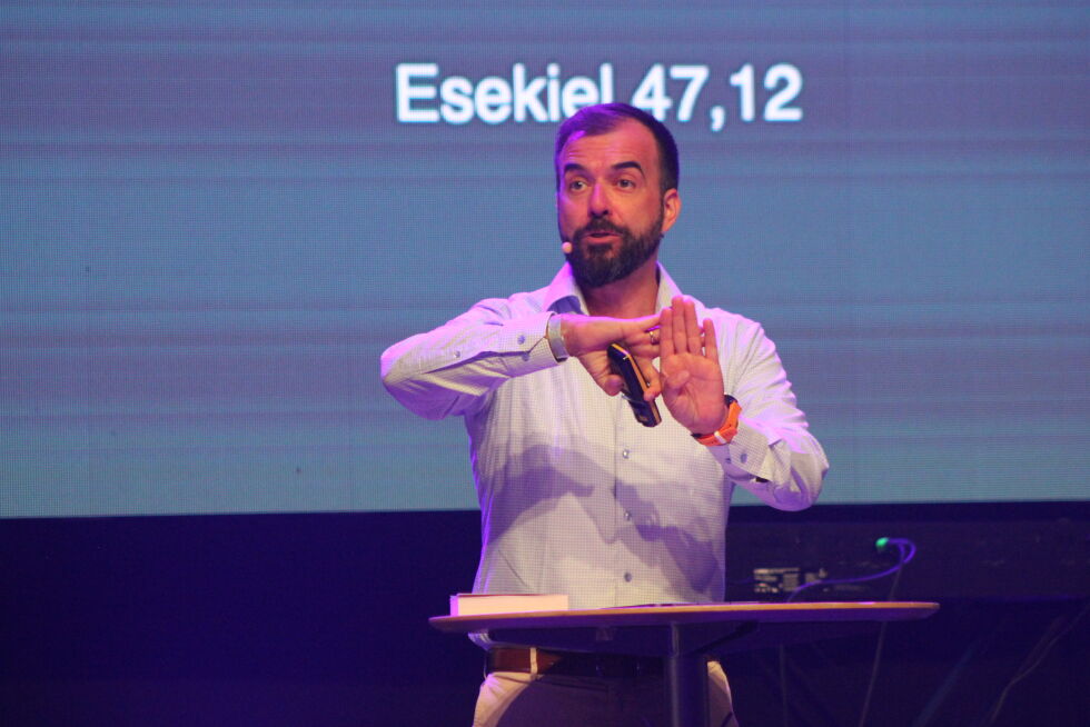 Øystein Gjerme snakket om å gå dypere med Gud, utfra Esekiel, på Hedmarktoppen
 Foto: Nils Bakke