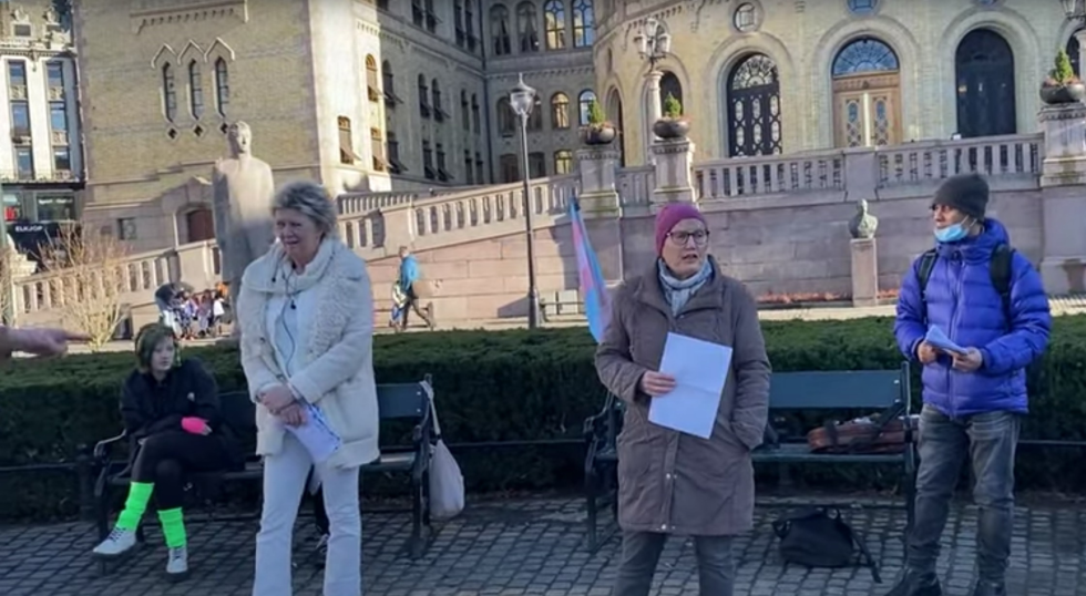 Lenger ned i artikkelen kan du se videoe fra markeringen Randi Sivertesen (til høyre) hadde på Eidsvolls plass foran Stortinget, der hun fortalte om oppropet mot kjønnsforvirrende undervisning.
 Foto: YouTube / Magasinet Blikk / skjermdump