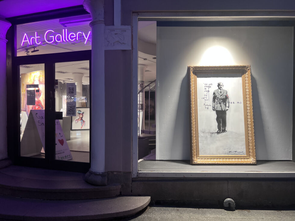 På dette kunstgalleriet i Ålesund står det utstilt et bilde av Netanyahu som Hitler, med Hitler-bart, uniform og hakekors på armen.
 Foto: Trine Overå Hansen