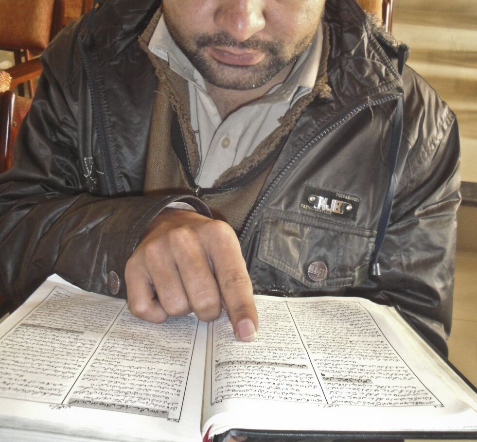 PAKISTAN: En pakistansk mann leser Bibelen. Landet scorer høyest når det gjelder vold mot kristne på forfølgelseslisten 2018. Foto: Åpne Dører