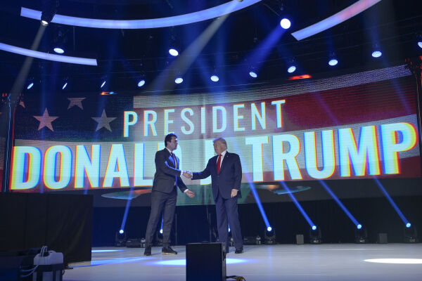 De tre beste i Amerikas valgdebatt: Charlie Kirk, Donald Trump og Ben Carson
