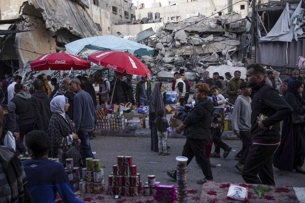 Palestinere kjøper mat på et lokalt marked under Ramadan, mars 2024, i Rafah i Gaza.
 Foto: AP /Fatima Shbair