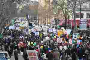 Tusenvis protesterte mot abort i Paris