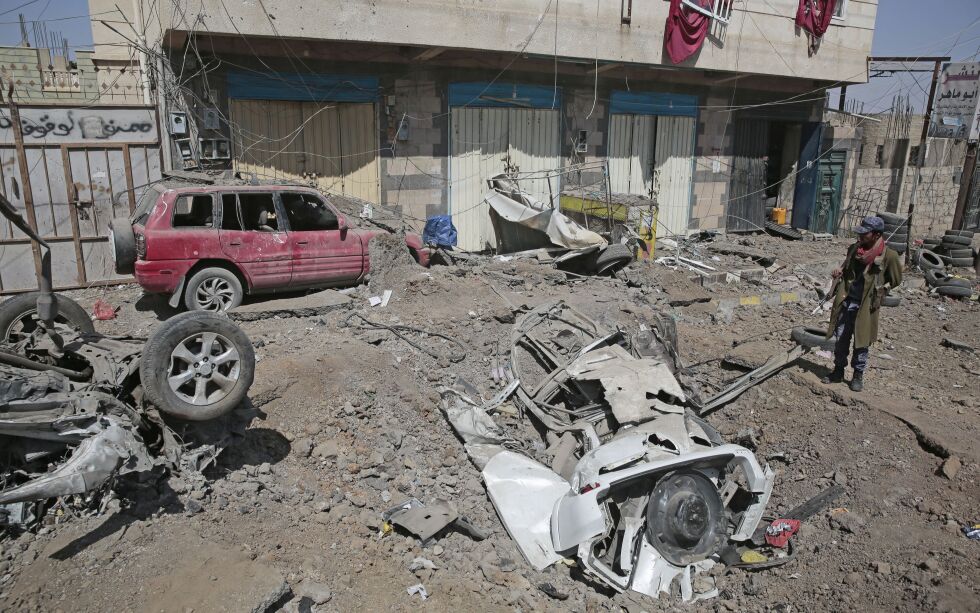 Slik så det ut etter et flyangrep i Sanaa, Jemen torsdag 11. november.
 Foto: Hani Mohammed / NTB / AP