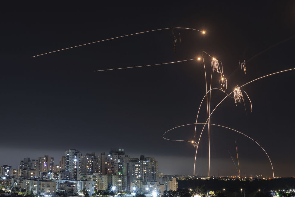 Israels Iron Dome missilforsvarssystem avskjærer raketter i Ashkelon, sør i Israel, som er skutt opp fra Gazastripen.
Foto: NTB/AP/Tsafrir Abayov