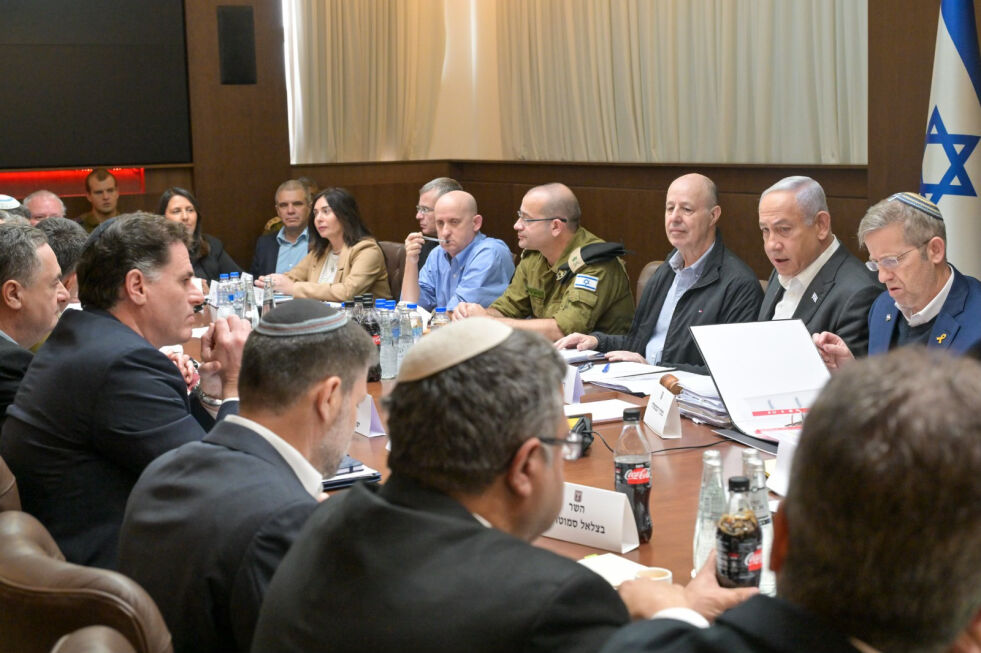 Statsminister Benjamin Netanyahu på møte i sikkerhetskabinettet fredag 17. januar, på statsministerens kontor i Jerusalem.
 Foto: Koby Gideon (GPO)