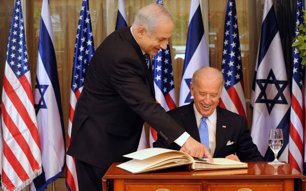 Israels statsminister Benjamin Netanyahu venter på en telefon fra USAs president Joe Biden. Bildet er tatt i en annen anledning da Biden var visepresident under Barack Obama.
 Foto: NTB