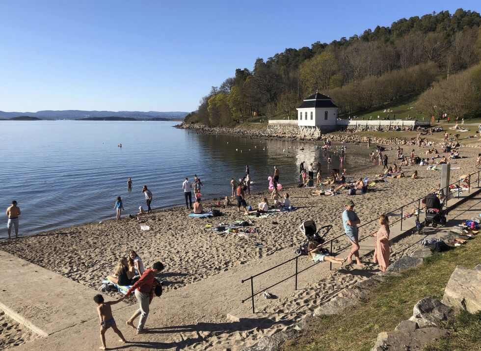 Mange benyttet den varme aprilkvelden i hovedstaden til å besøke Hvervenbukta for et bad eller bare å sole seg. FHI anslår at 0,7 prosent av befolkningen har vært smittet av covid-19.
 Foto: Anna Rudden Løvland/NTB Scanpix