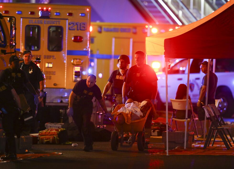 Tragedier: En såret person flyttes i en trillebår etter skytemassakren i Las Vegas i forrige uke. Bjarte Ystebø forklarer hvorfor det neppe blir noen endring i de liberale våpenlovgivningene med det første.
 Foto: NTB/Scanpix