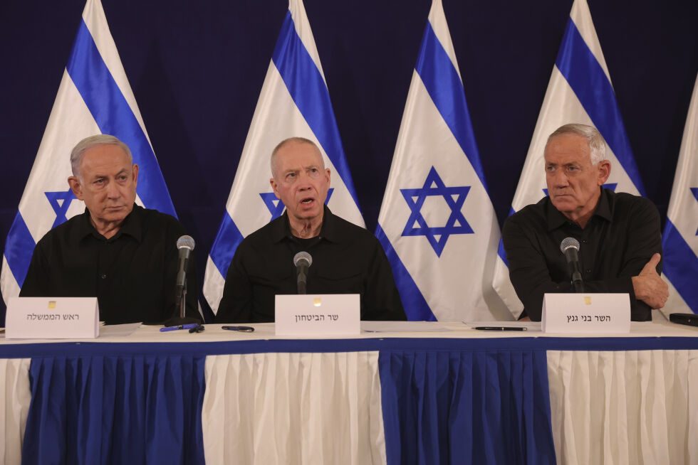 Israels statsminister Benjamin Netanyahu, forsvarsminister Yoav Gallant og statsråd Benny Gantz taler under en pressekonferanse i Kirya militærbase i Tel Aviv, Israel lørdag 28. oktober 2023.
 Foto: Abir Sultan/AP/NTB