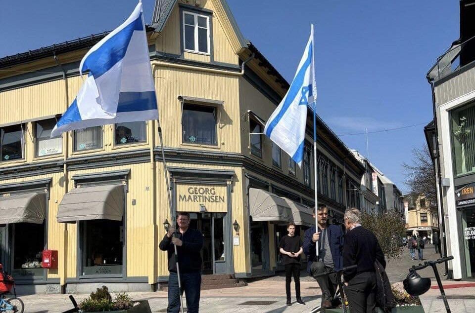 HEISTE FLAGG: Terje Liverød og Rune Klevstad (til venstre) markerte sin støtte til Israel.
 Foto: Privat