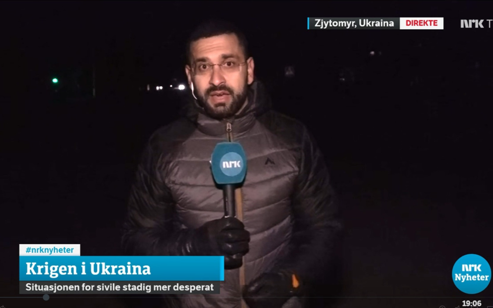 På bildet ser vi Yama Wolasmal rapportere direkte fra Ukraina i Søndagsrevyen. Hvordan NRK dekker krigen er ett av temaene i Kringkastingsrådet torsdag 17. mars.
 Foto: NRK