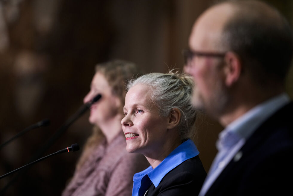 Tuva Moflag (Ap), Kirsti Bergstø (SV) og André Myhrvold (Sp) under pressekonferanse på Stortinget etter SV og regjeringspartiene kom søndag til enighet om statsbudsjettet for 2025.
 Foto: Javad Parsa / NTB