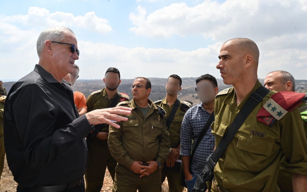 Israels forsvarsminister Benny Gantz snakker med militære ledere i Judea og Samaria etter en terrorbølge har rammet landet.
 Foto: Ariel Hermoni/MoD