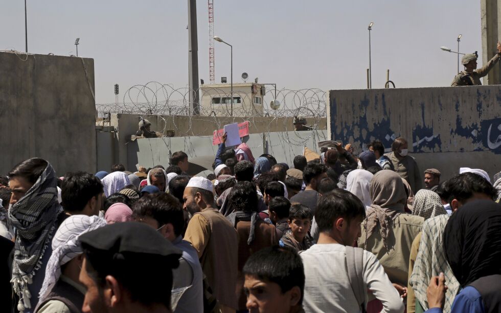 Tusenvis av mennesker er samlet i Kabul for å bli evakuert etter at Taliban tok makten i Afghanistan. Eksperter mener at Taliban kommer til å gi al-Qaida beskyttelse, men ikke åpent.
 Foto: Wali Sabawoon/NTB