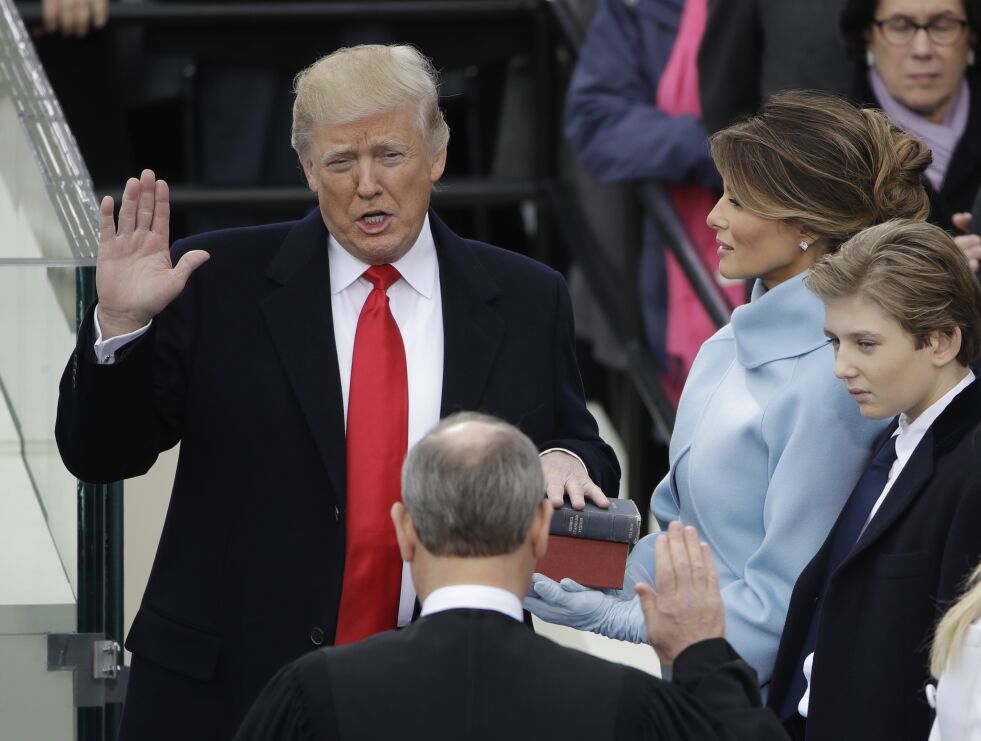 45. president: USAs 45. president, Donad Trump, avlegger president-eden med hånden på to bibler som kona Melanie holder.
 Foto: NTB scanpix