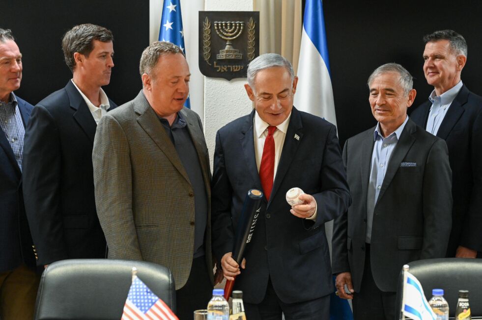 Statsminister Benjamin Netanyahu i møte med tidligere amerikanske offiserer fra The Jewish Institute for National Security of America, 27. juni 2024.
 Foto: Ma'ayan Toaf (GPO)