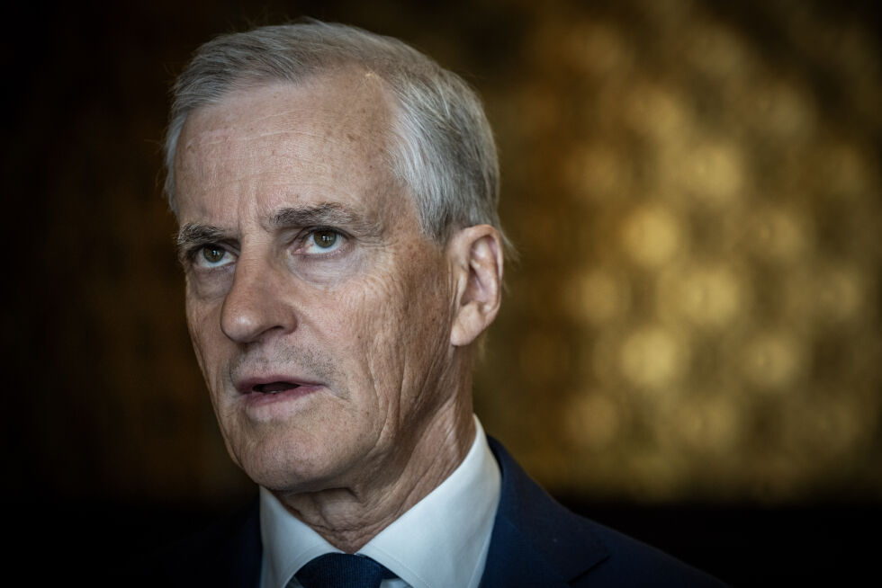 SKJERMBRUK: Jonas Gahr Støre kjenner på at nok er nok når det gjelder all skjermbruken.
 Foto: Ole Berg-Rusten / NTB