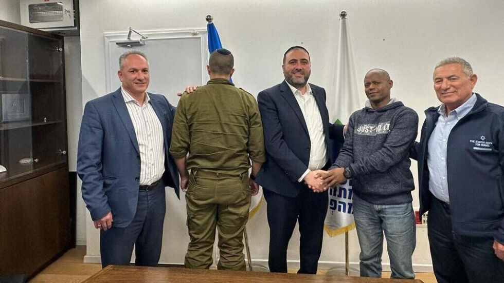 Mulugeta Tsagi håndhilser på innenriksminister Moshe Arbel 26. november 2023. Oberstløytnant «Yud» som ble reddet av Tsagi står av sikkerhetsmessige årsaker med ryggen til.
 Foto: Israels innenriksdepartement.