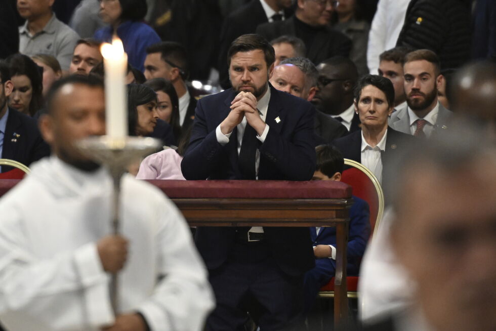 Visepresident J.D. Vance deltok på messen i Peterskirken på langfredag. I dag står møte med noen av Vatikanets fremste Trump-kritikere for tur.
 Foto: Kenny Holston / The New York Times / AP / NTB