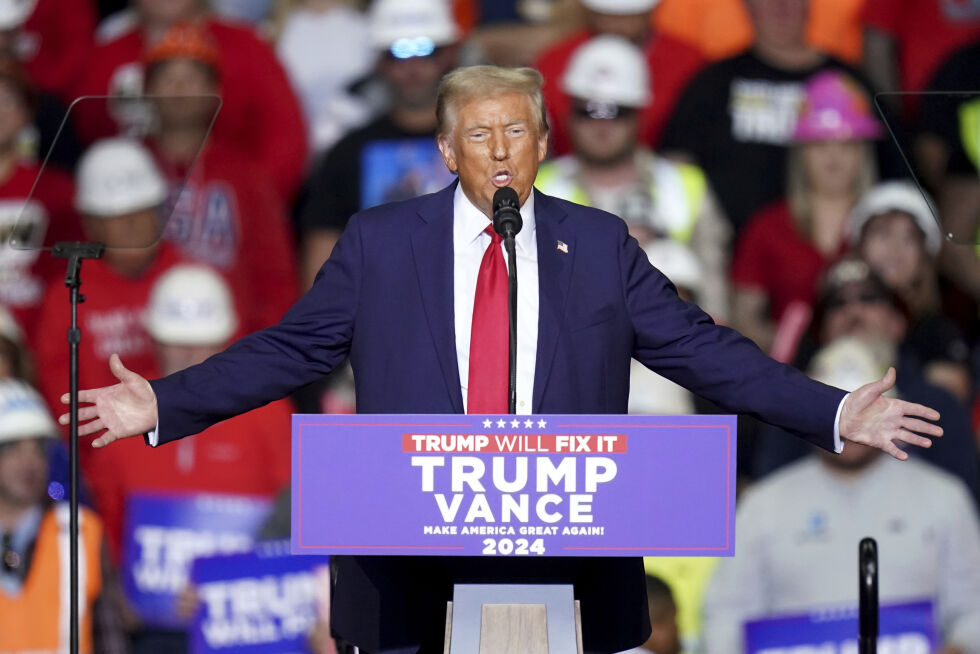 Tidligere president Donald Trump taler her på et valgkampmøte mandag 4. november i Pittsburgh.
 Foto: NTB/AP