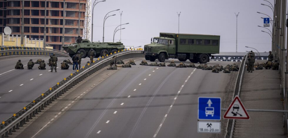 KIEV: Ukraniske soldater vokter en bro inne i Ukrainas hovedstd Kiev, på formiddagen fredag 25. februar.
 Foto: Emilio Morenatti / AP NTB