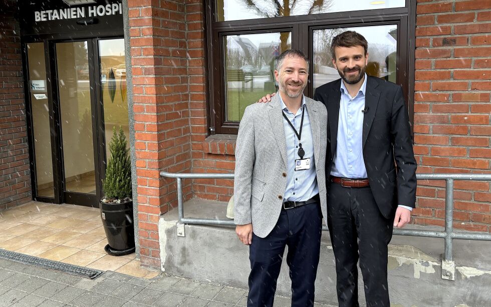 VISITT: Helse- og omsorgsminister Jan Christian Vestre (til høyre) var før jul innom Betanien Hospital i Skien hvor han ble mottatt av direktør Knut Forberg og ble orientert om tilbudet om grå stær-operasjoner.
 Foto: Eivind L. Bringsli.