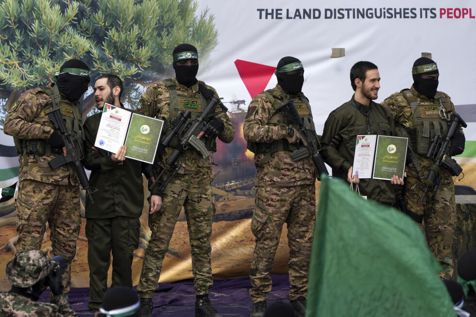 Gislene Eliya Cohen (t.v.) og Omer Shem Tov omgitt av Hamas-krigere på en scene i Nuseirat.
 Foto: Abdel Kareem Hana / AP / NTB