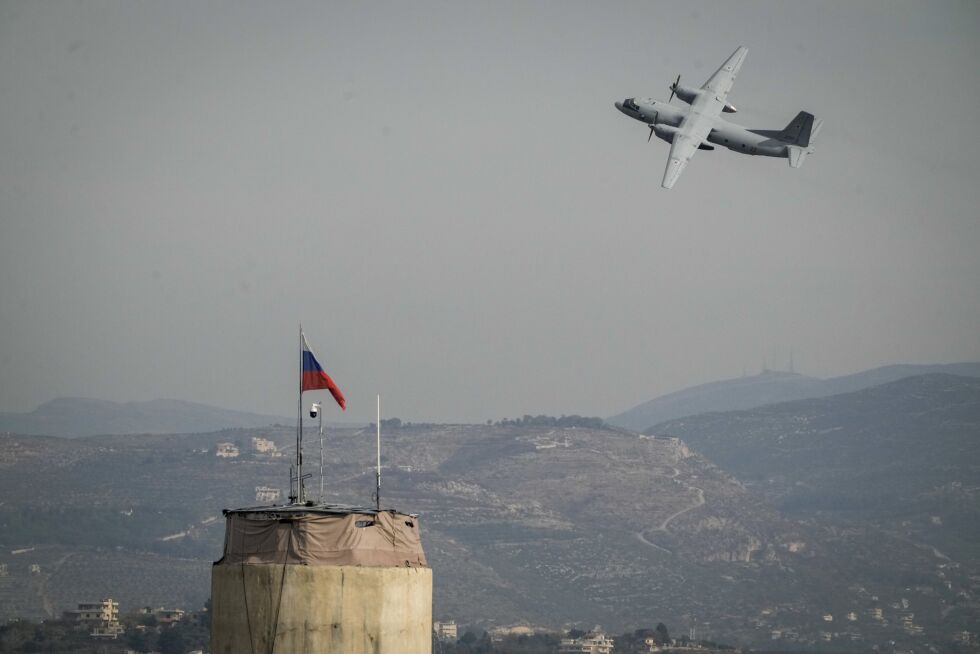 Et russisk fly tar av ved Hmeimim Air Base, en syrisk flybase som for tiden opereres av Russland, som ligger sørøst for byen Latakia i byen Hmeimim, Syria.
 Foto: NTB/AP/Leo Correa